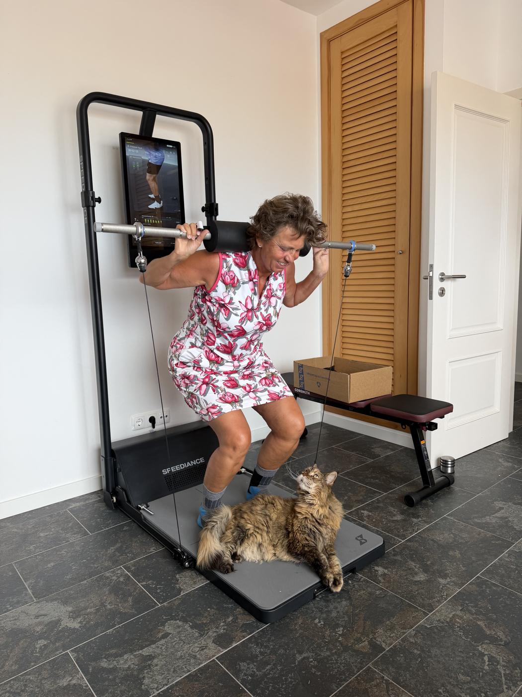 Kerstin beim Training am Speediance, Jeannie mitten im Geschehen